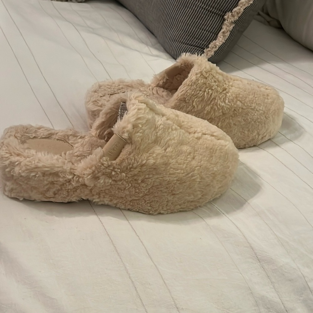 Womens Fuzzy Sugar clog 

Never worn
